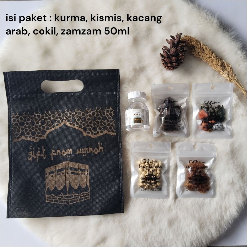 

Paket oleh oleh haji dan umroh kemasan tas godiebag hitam plastik klip sablon / hampers souvenir makanan khas arab