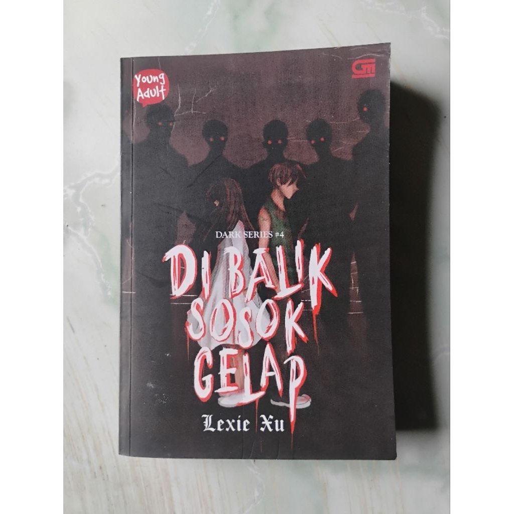 Novel Preloved Di balik sosok gelap - Lexie Xu - Dark Series #4