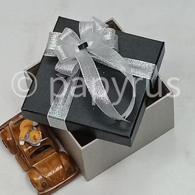 

PAPYRUS Kombinasi 15x15 Tinggi 8cm Kotak Kado Gift Box Hardbox Hampers V2