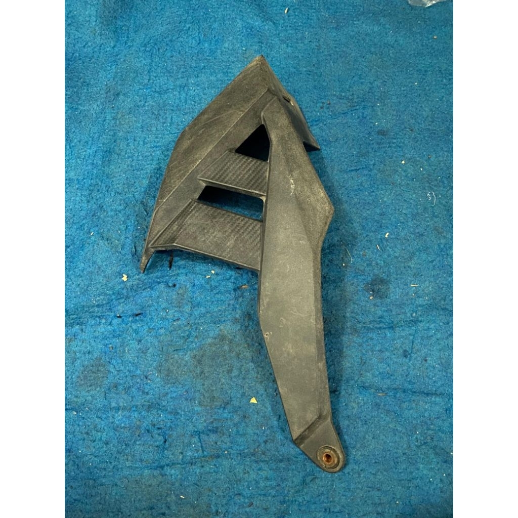 Spiler cover undercowl dek lumpur bawah bagian kanan honda cb 150 r led v4 original