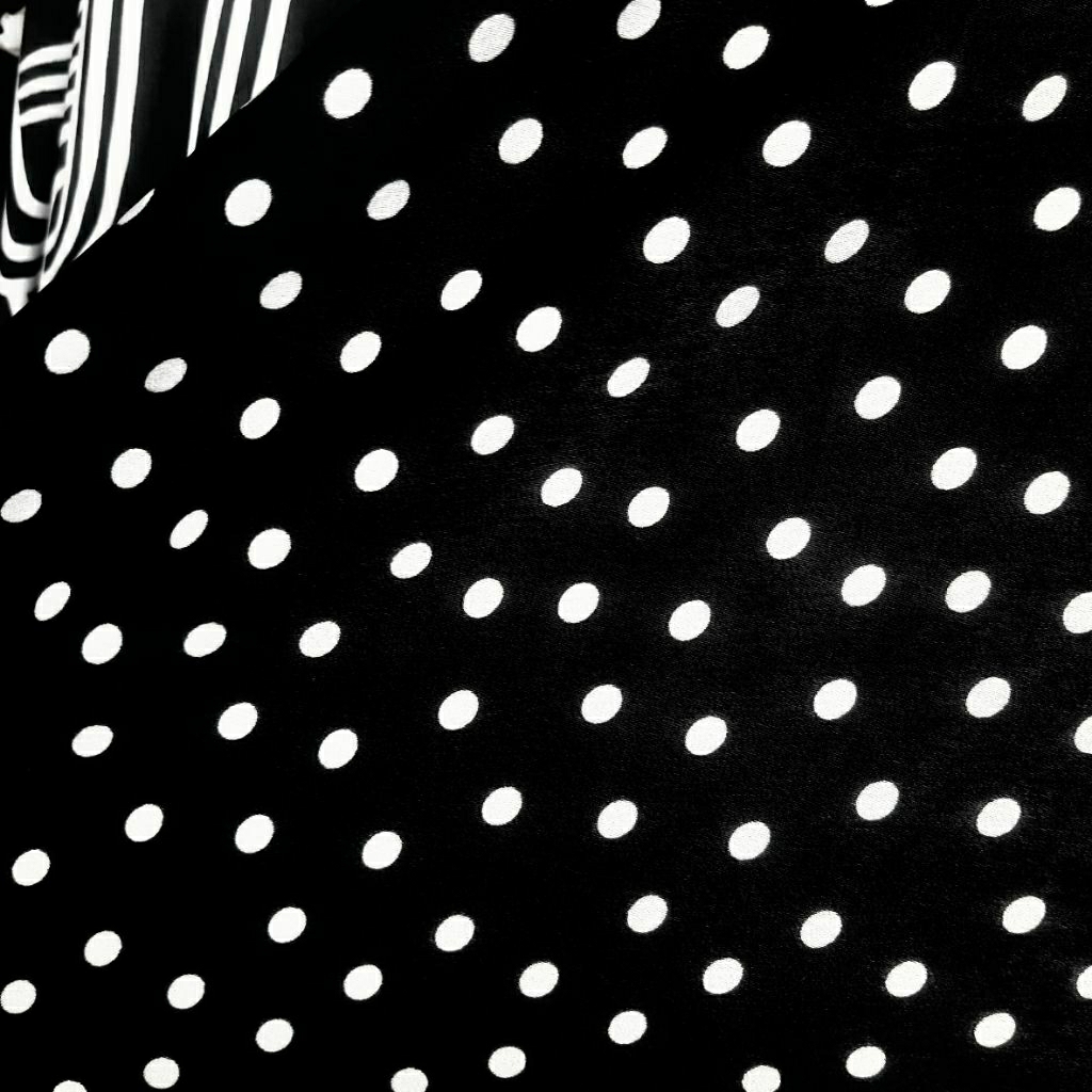 KAIN SATIN MAXMARA PREMIUM MOTIF POLKADOT PUTIH DASAR HITAM - KAIN SATEN MOTIF DOT - BAHAN KAIN MOTI