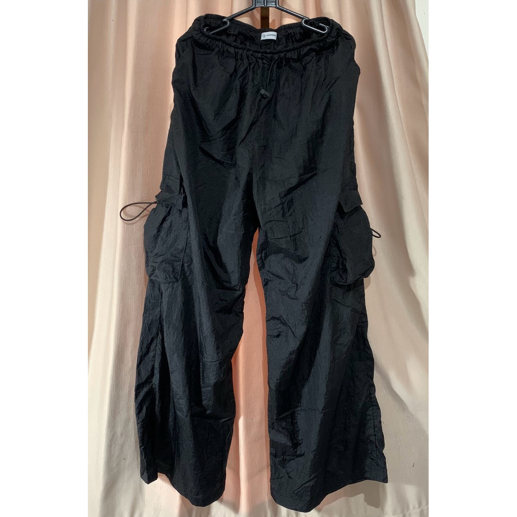 Preloved Celana Parasut Cargo Hitam Bigsize