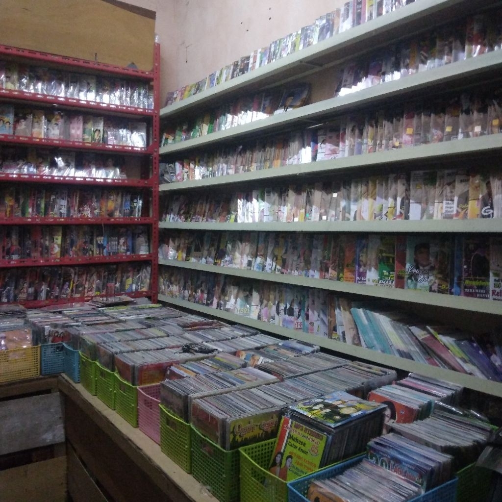 Kepingan CD bekas/baru kondisi 70% - 100% untuk kerajinan tangan/dekorasi.