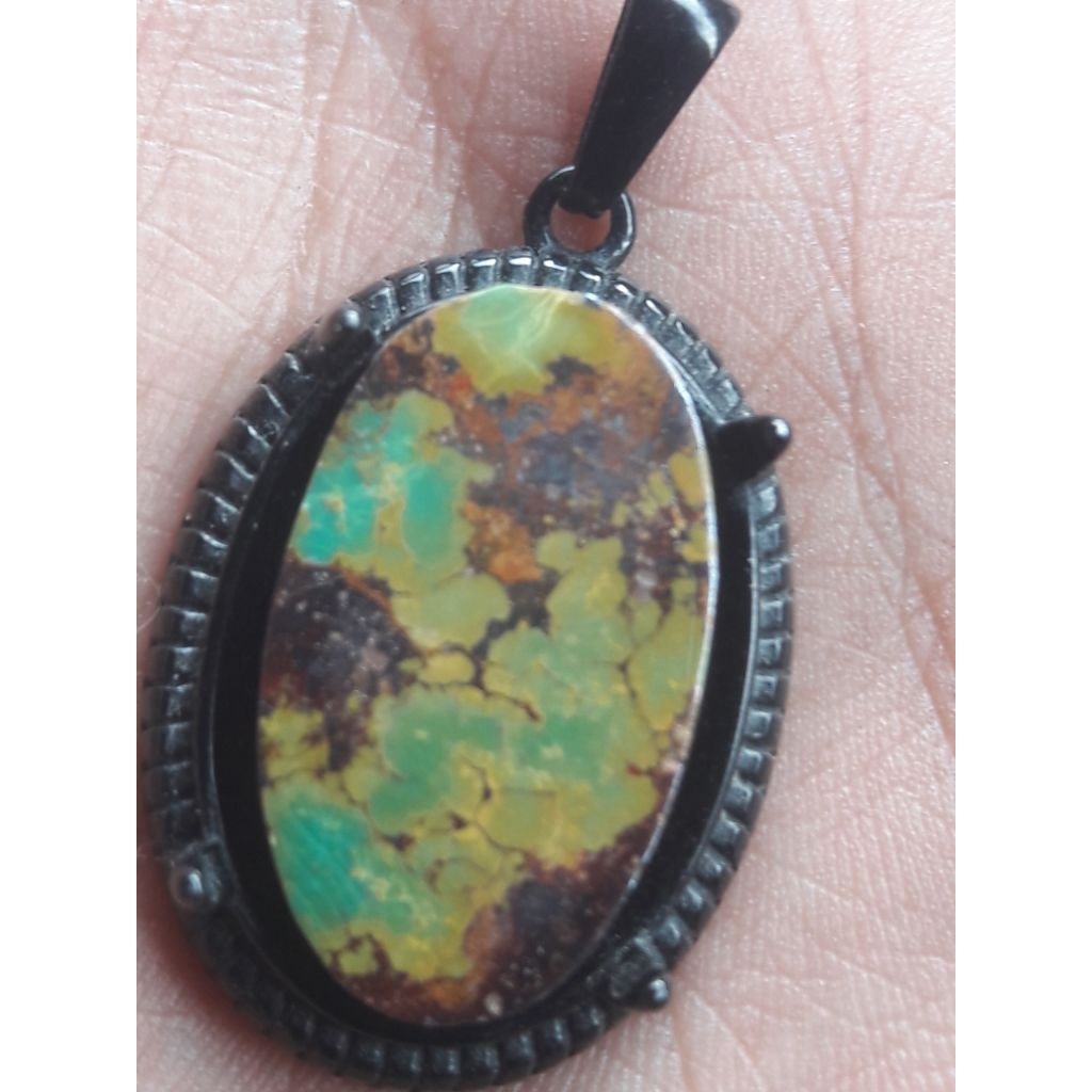 liontin batu pirus Persia