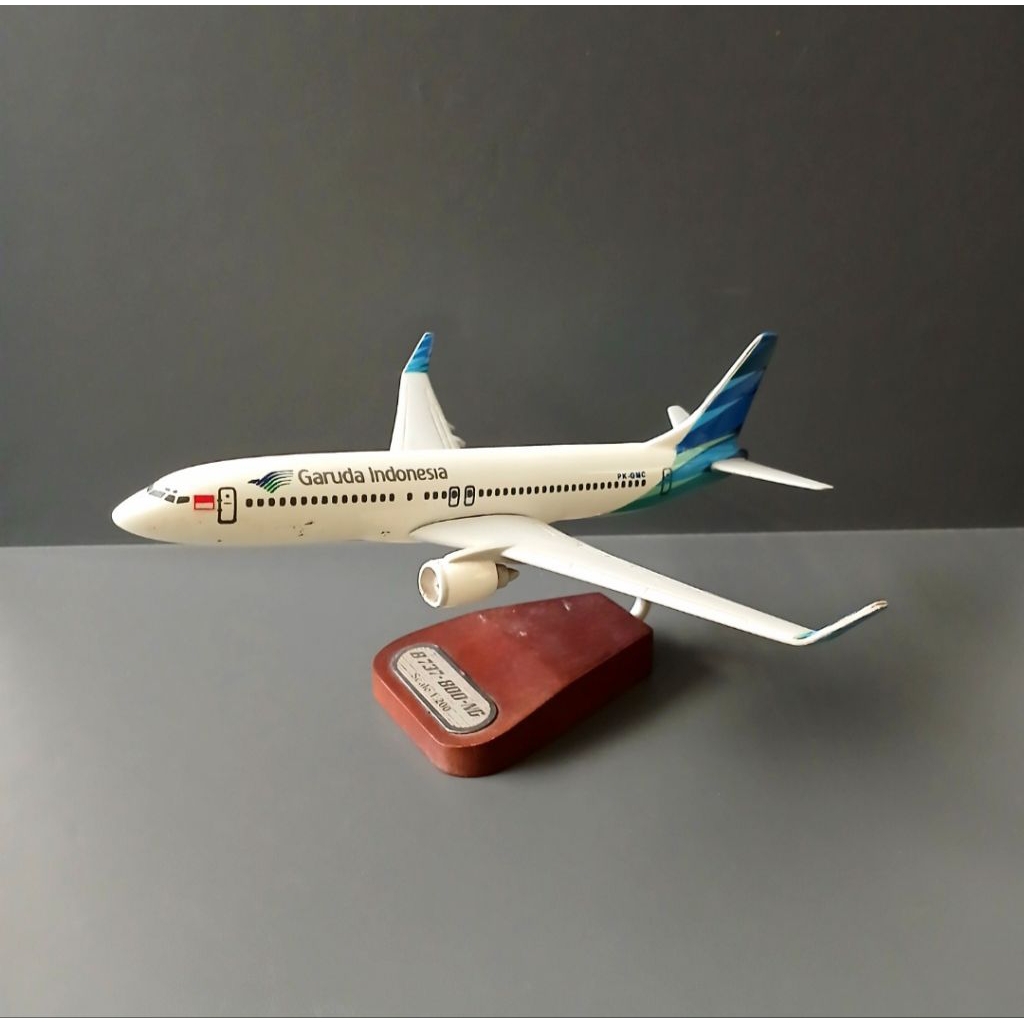 miniatur pesawat Garuda Indonesia