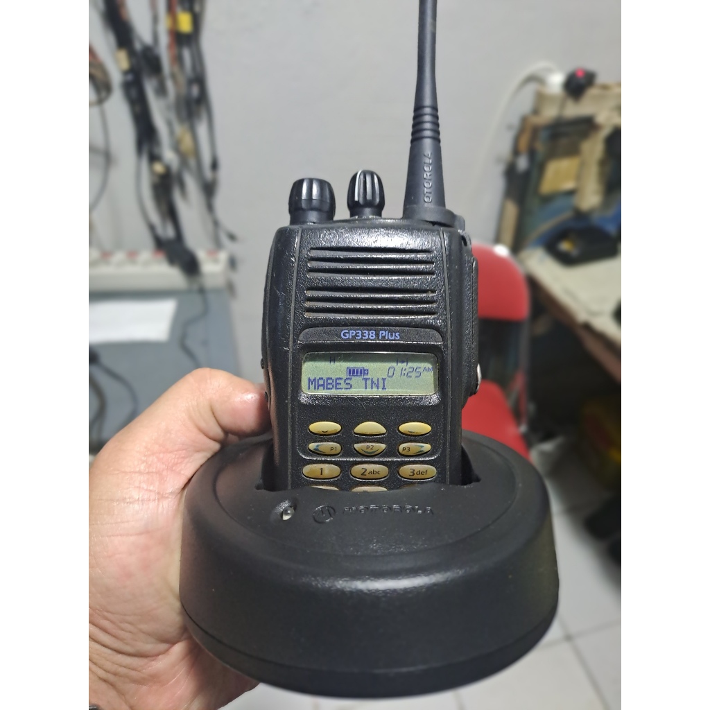 HT MOTOROLA GP338 PLUS  ORIGINAL MOTOROLA  FREKUENSI UHF 403.000 MHZ SD 470.000 MHZ  KONDISI SIAP PA