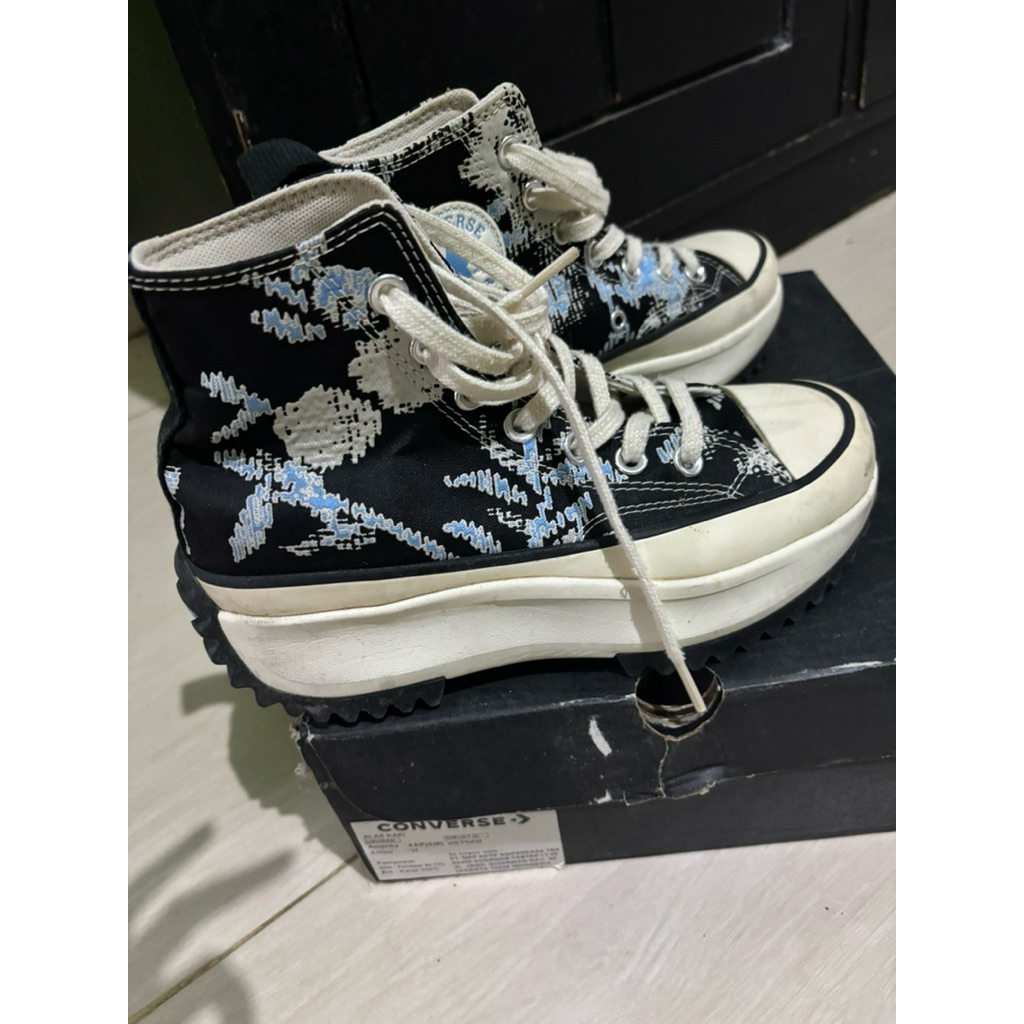 converse run star hike floral