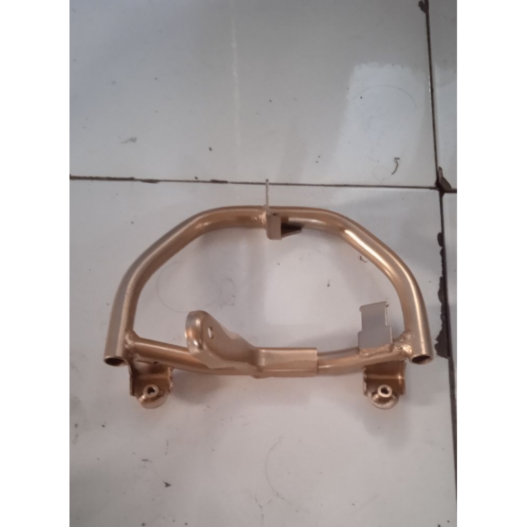 breket besi dudukan cover body depan Suzuki ARASHI