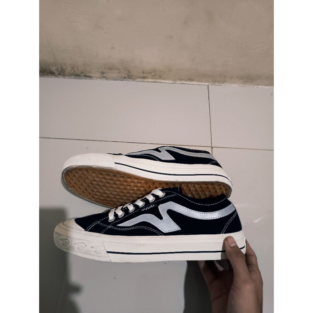 Sepatu Sneakers INJURY ORIGINAL SECOND