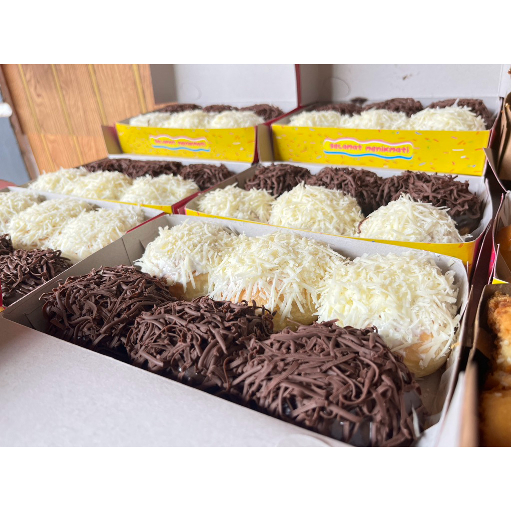 roti donat susu jabrik isi 6 double toping coklat lumer+serut + keju serut, fresh