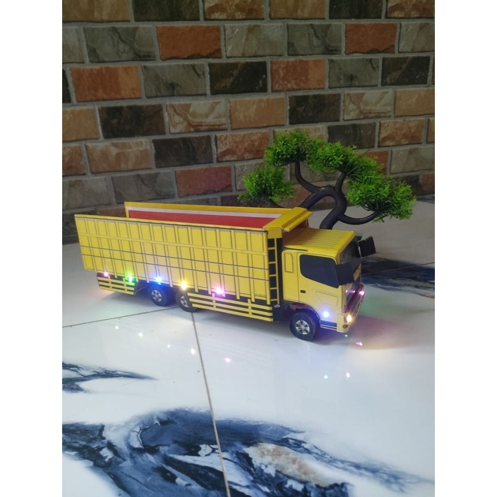 Miniatur truk tronton Hino 500 kuning