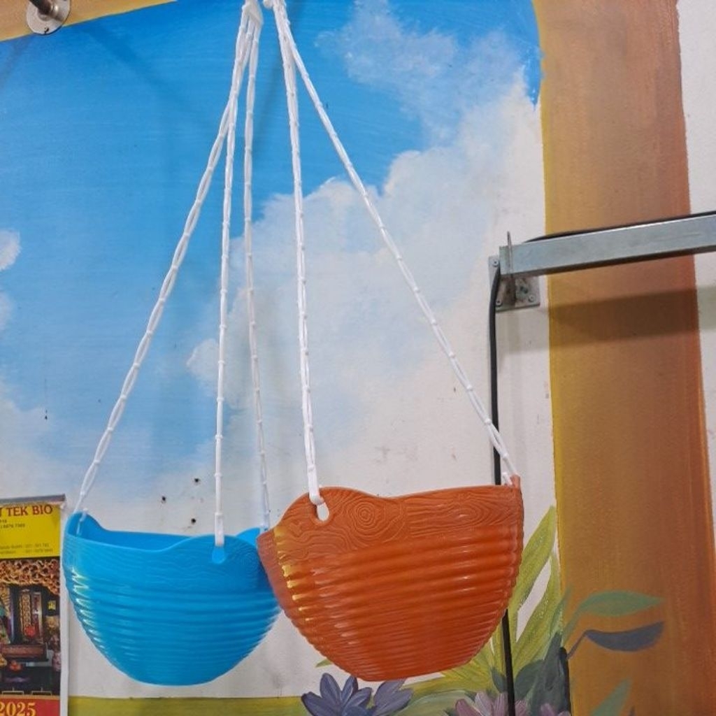 Pot gantung warna warni