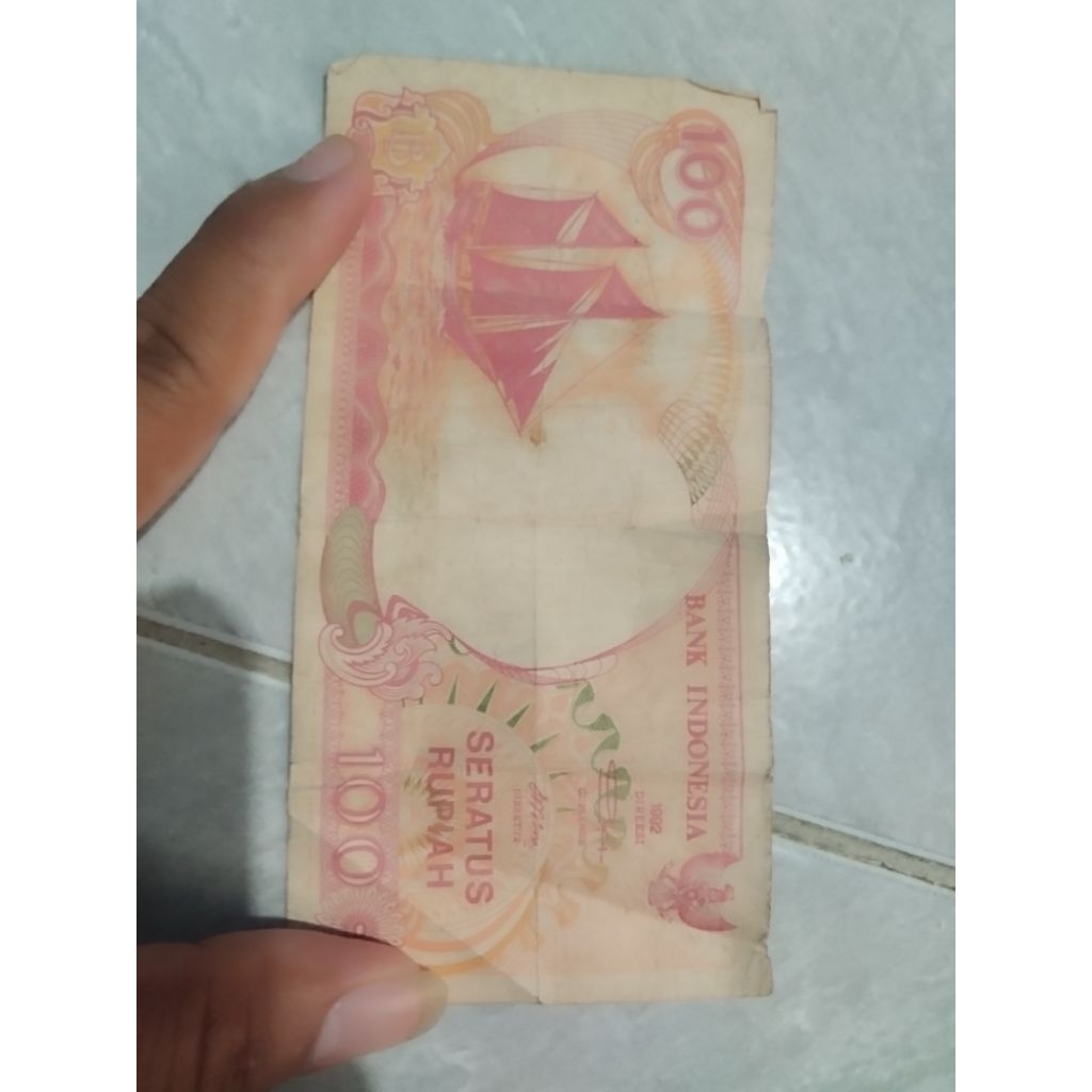 Uang 100 rupiah kertas gambar Kapal Penisi tahun 1992