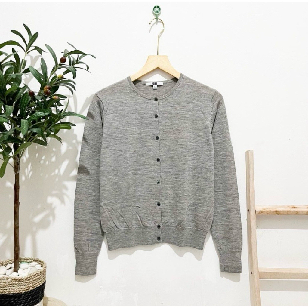preloved - cardigan abu uniqlo