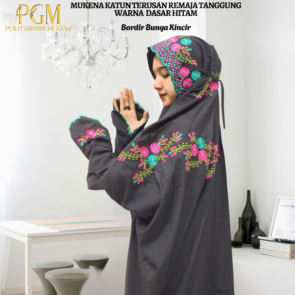 Mukena Terusan Remaja Tanggung Bahan Katun Mikro Kain Dasar Hitam Motif Bunga Kincir Indah Cantik