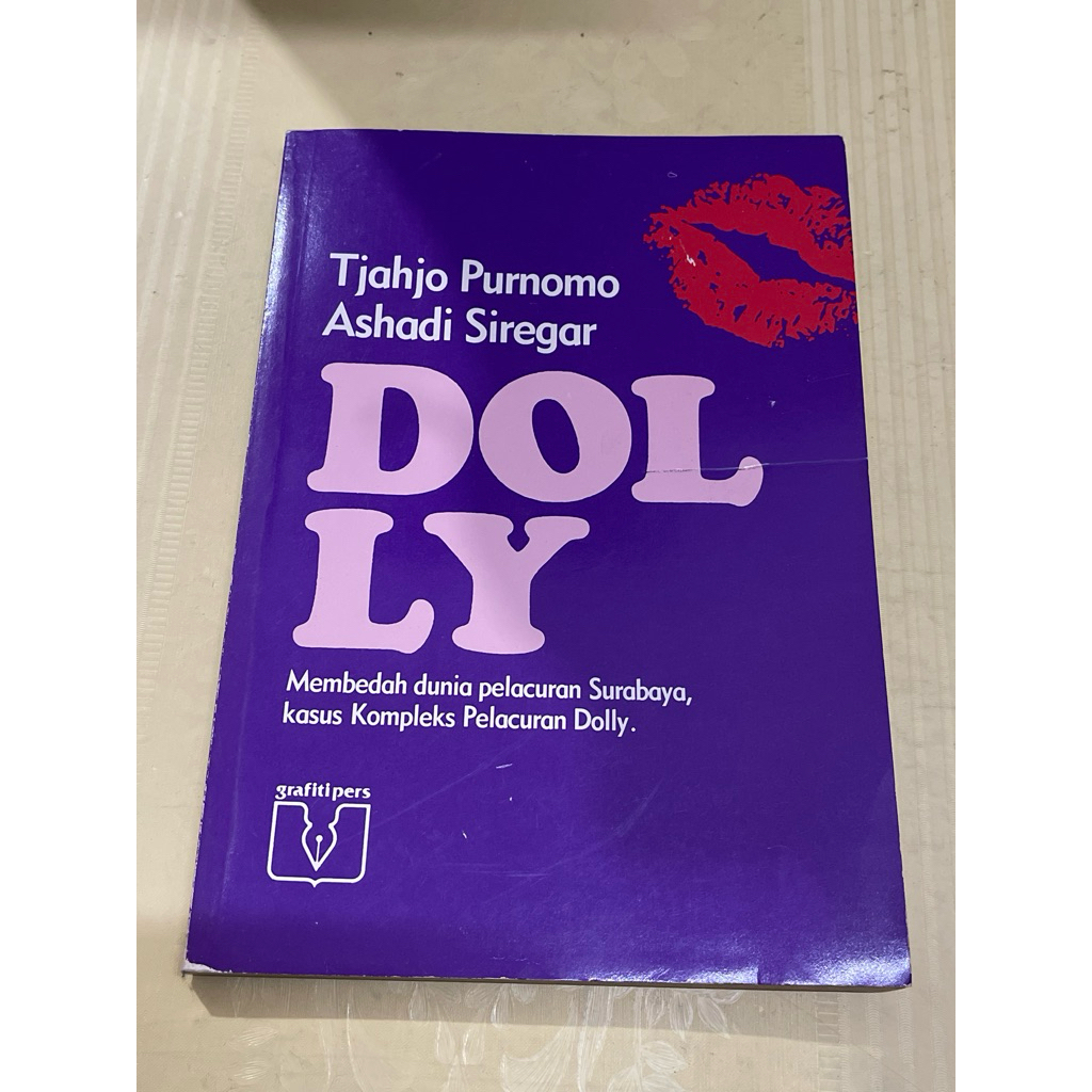BUKU DOLLY MEMBEDAH DUNIA PELACURAN SURABAYA KASUS KOMPLEKS PELACURAN DOLLY OLEH TJAHJO PURNOMO ASHA