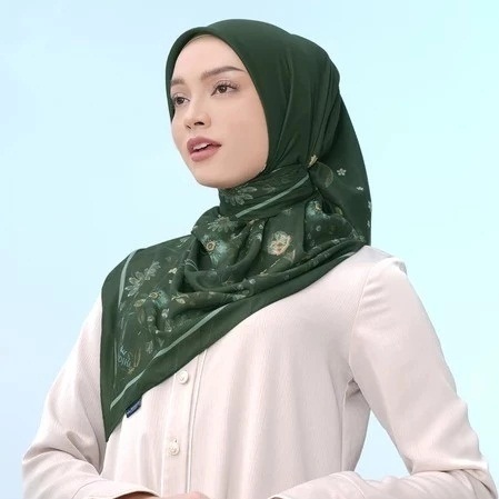 MANDJHA Claudie Emerald Scarf By IVAN GUNAWAN - Jilbab Hijab Segi Empat Motif Hijau Botol (Free Hard