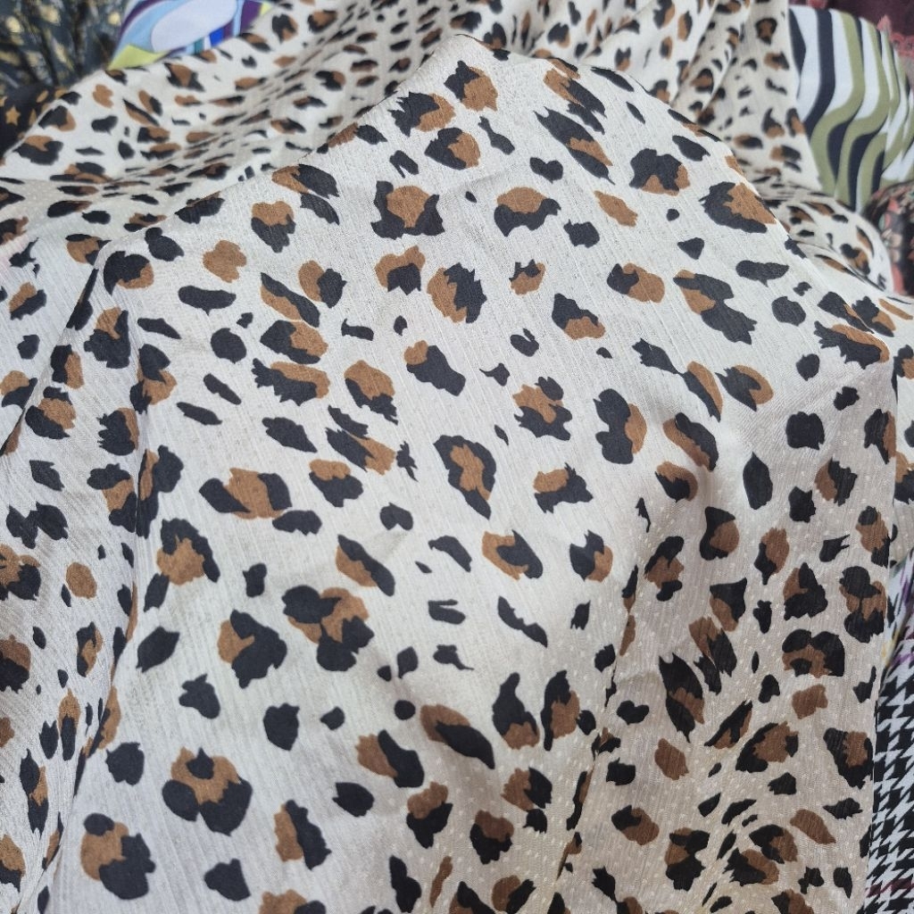 KAIN SATIN SILK KRINGKEL PREMIUM MOTIF MACAN - KAIN SATEN MOTIF LEOPARD - KAIN MOTIF MACAN HARGA PER