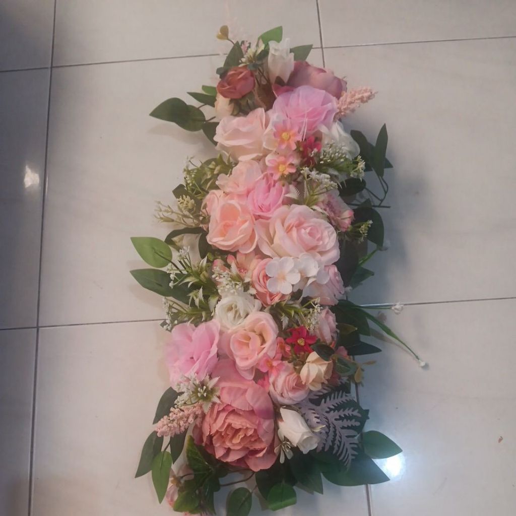 bunga meja bisa utk back drop bs .info aja kakau utk back drop akan kt tambahin kawat dan pita dibaw