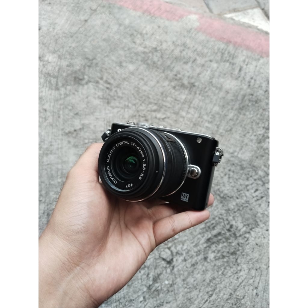 MIRRORLESS OLYMPUS EPL 3 BLACK LENSA KIT 14 42MM MULUS TERMURAH