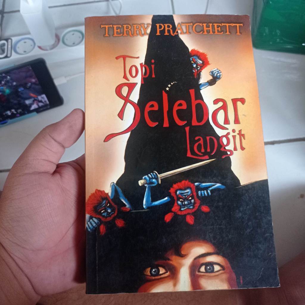 [Preloved] Topi Selebar Langit  Terry Pratchett