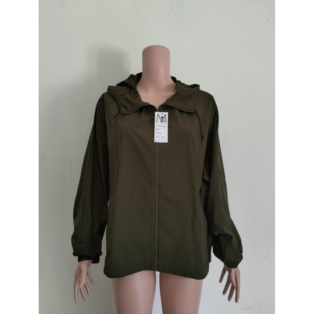 PRELOVED JACKET PARASUT RUNNING SPORTY (UNIQLO)