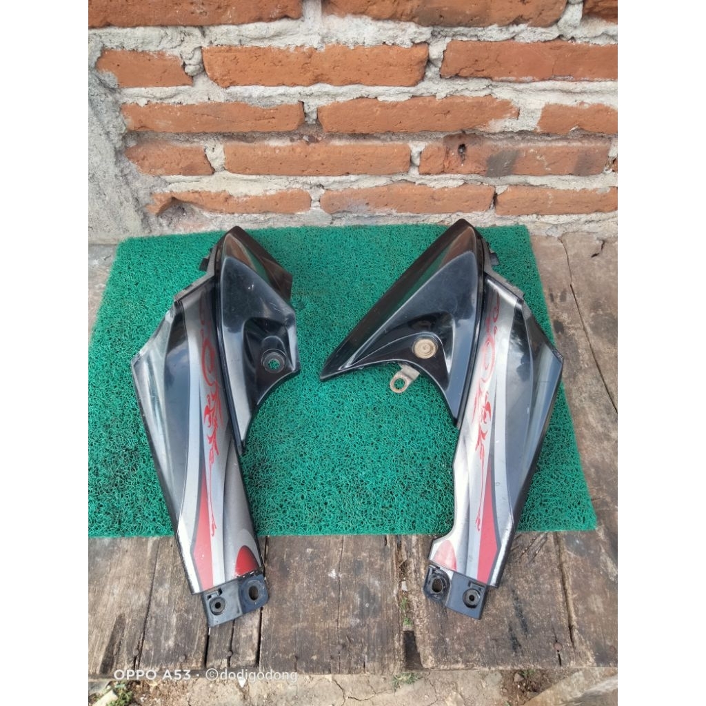 Sambungan Body Bawah Cover Mesin Yamaha Jupiter Z Robot Original