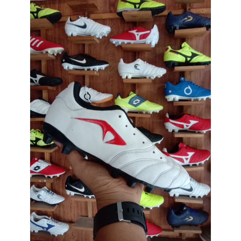 sepatu bola kulit asli