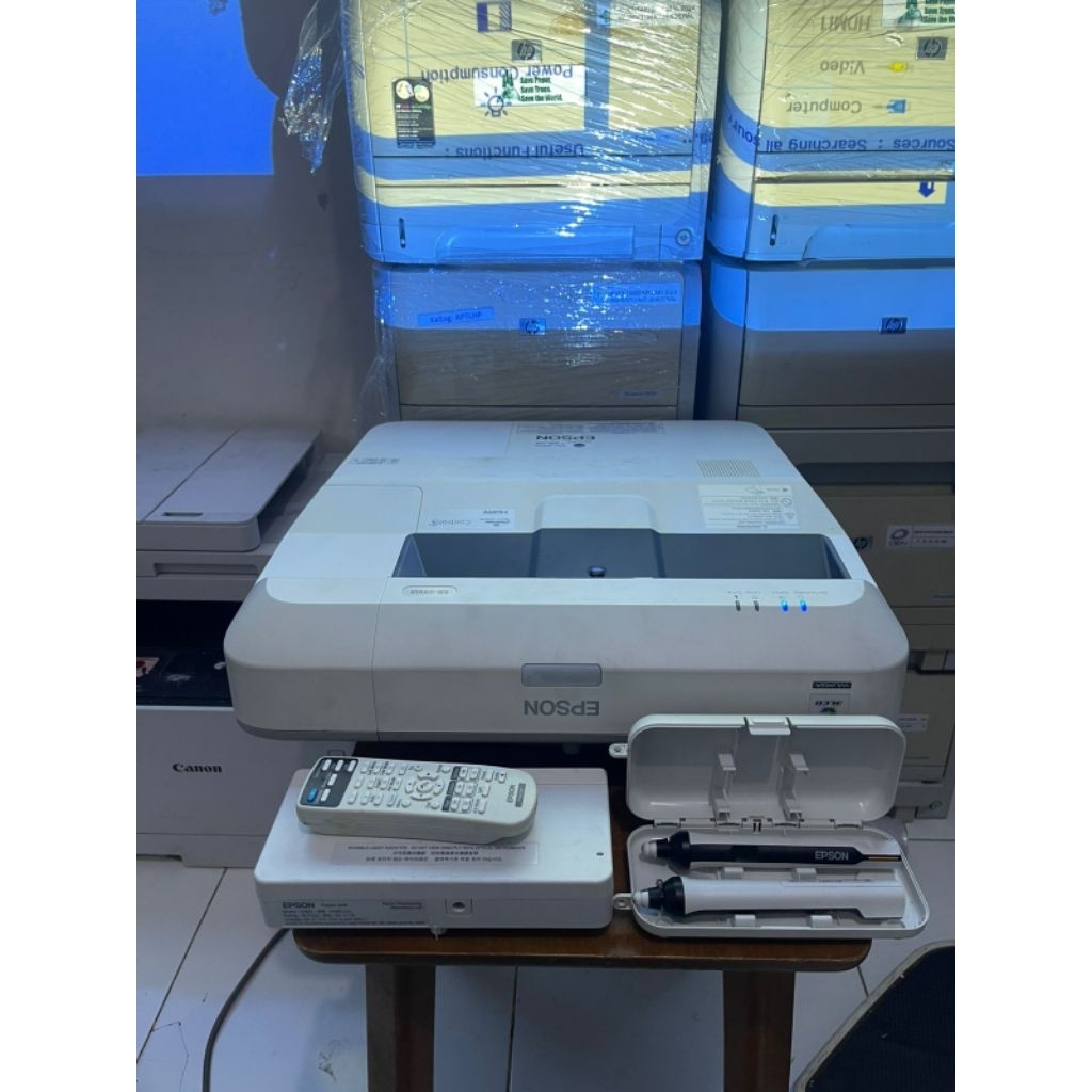 Proyketor Epson EB-696Ui mulus kinclong broker nya ada tinggal pasang