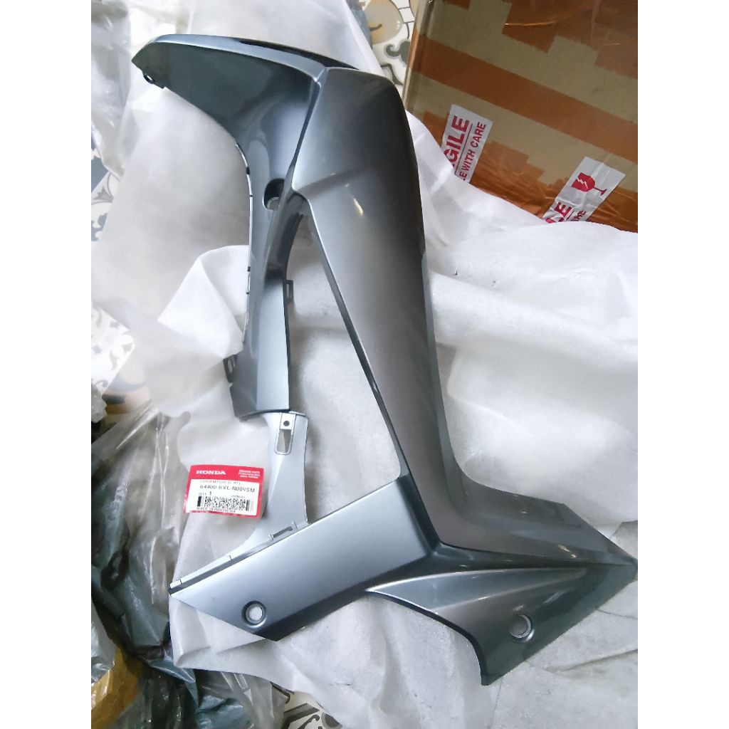 64400 KVL N00VSM COVER SAYAP DALAM SUPRA X125 BATMAN NEW SILVER KANAN ORIGINAL AHM