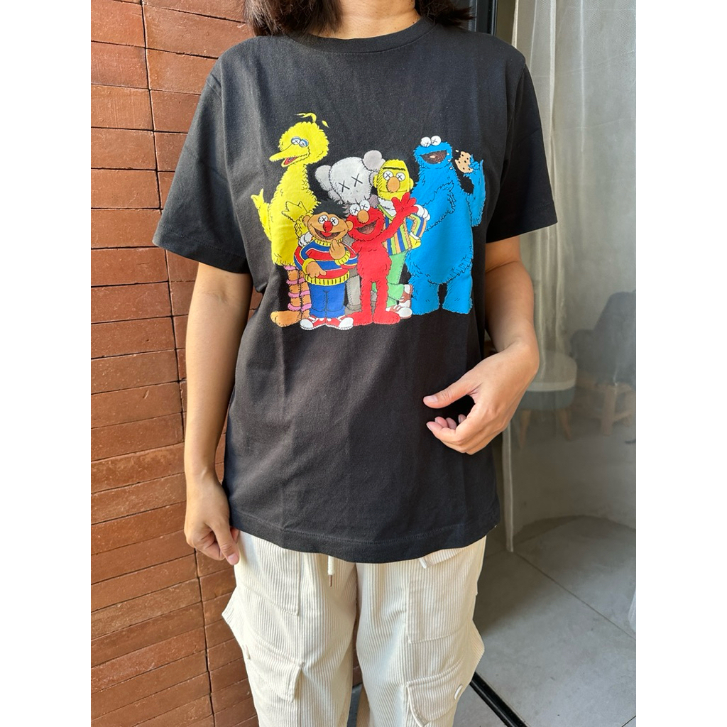 PRELOVED ORIGINAL UNIQLO x KAWS elmo atasan kaos warna hitam lengan pendek unisex cowok pria