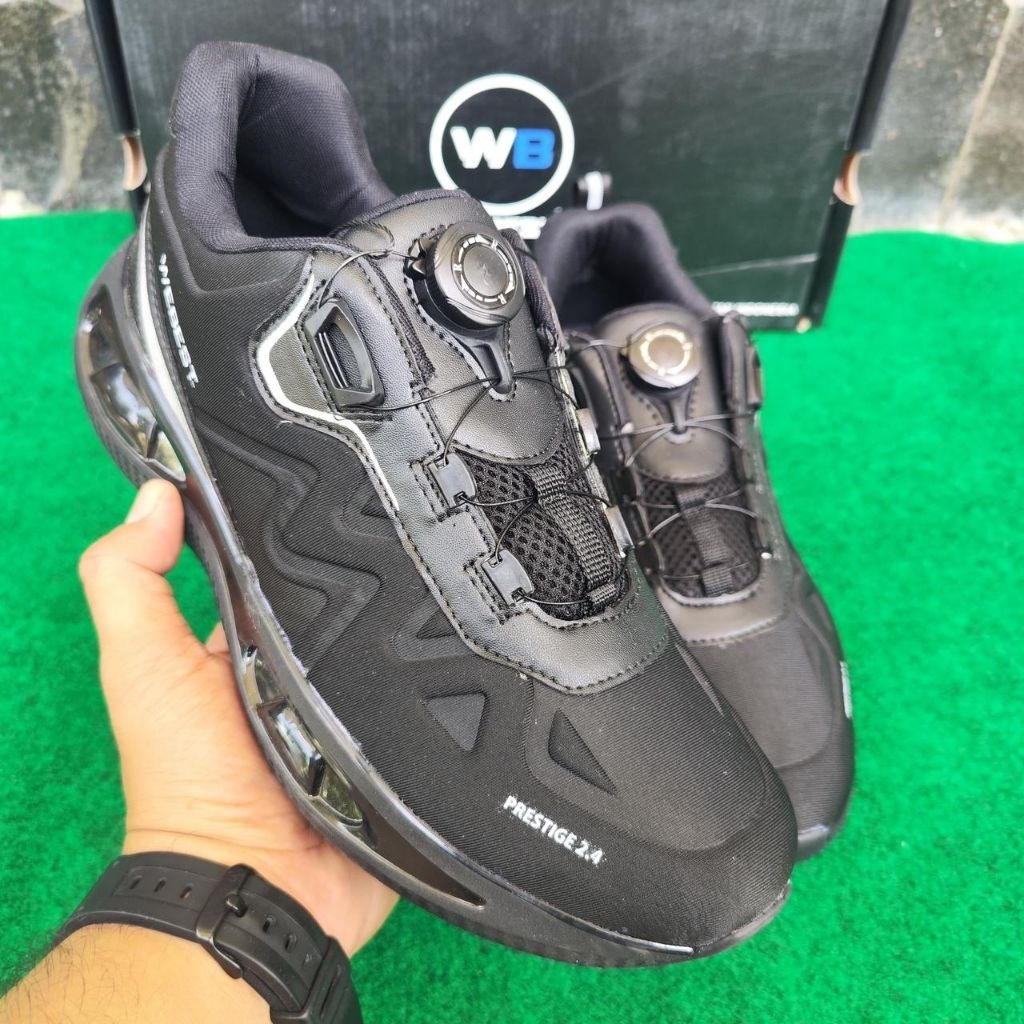 SEPATU RUNNING WEBEST
