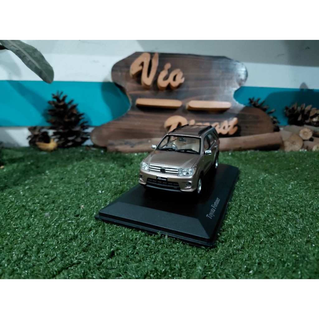 Diecast Miniatur Toyota Fortuner gold skala 1:43