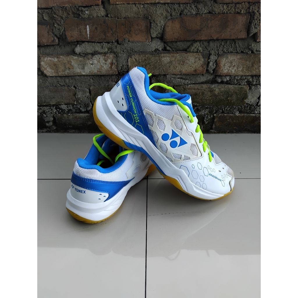 sepatu badminton bekas second