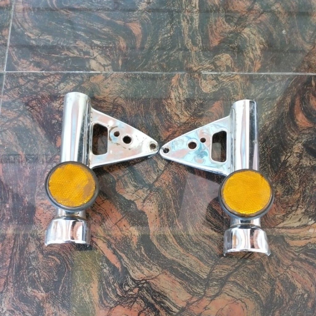 Kupingan lampu pangkon lampu gl100 gl125 platina 79/81 lampu bulat original