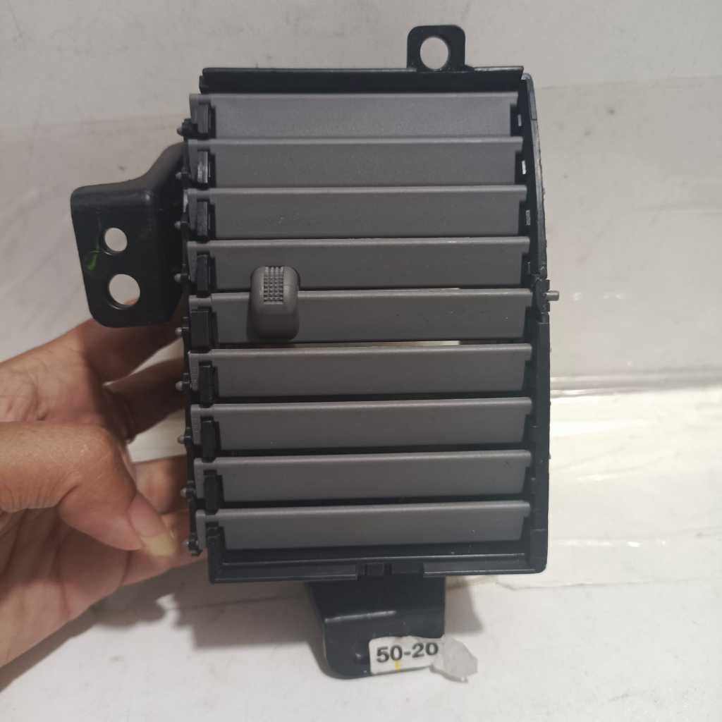 Grill Kisi Kisi AC depan ujung Innova lama old car 2004-2015