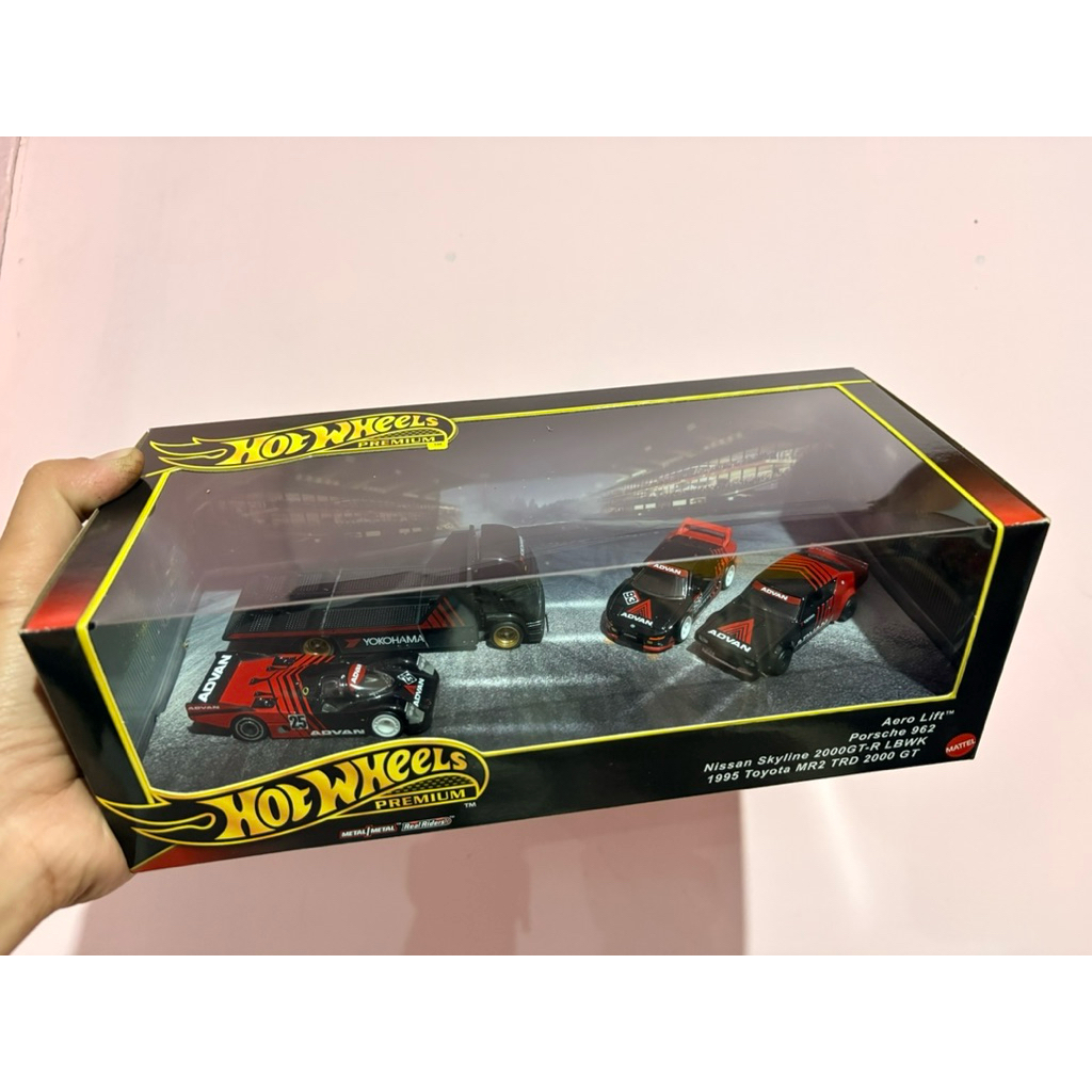 Hot Wheels Premium Advance Race Team Display Set - Aero Lift - Porsche 962 - Nissan Skyline 2000GT-R