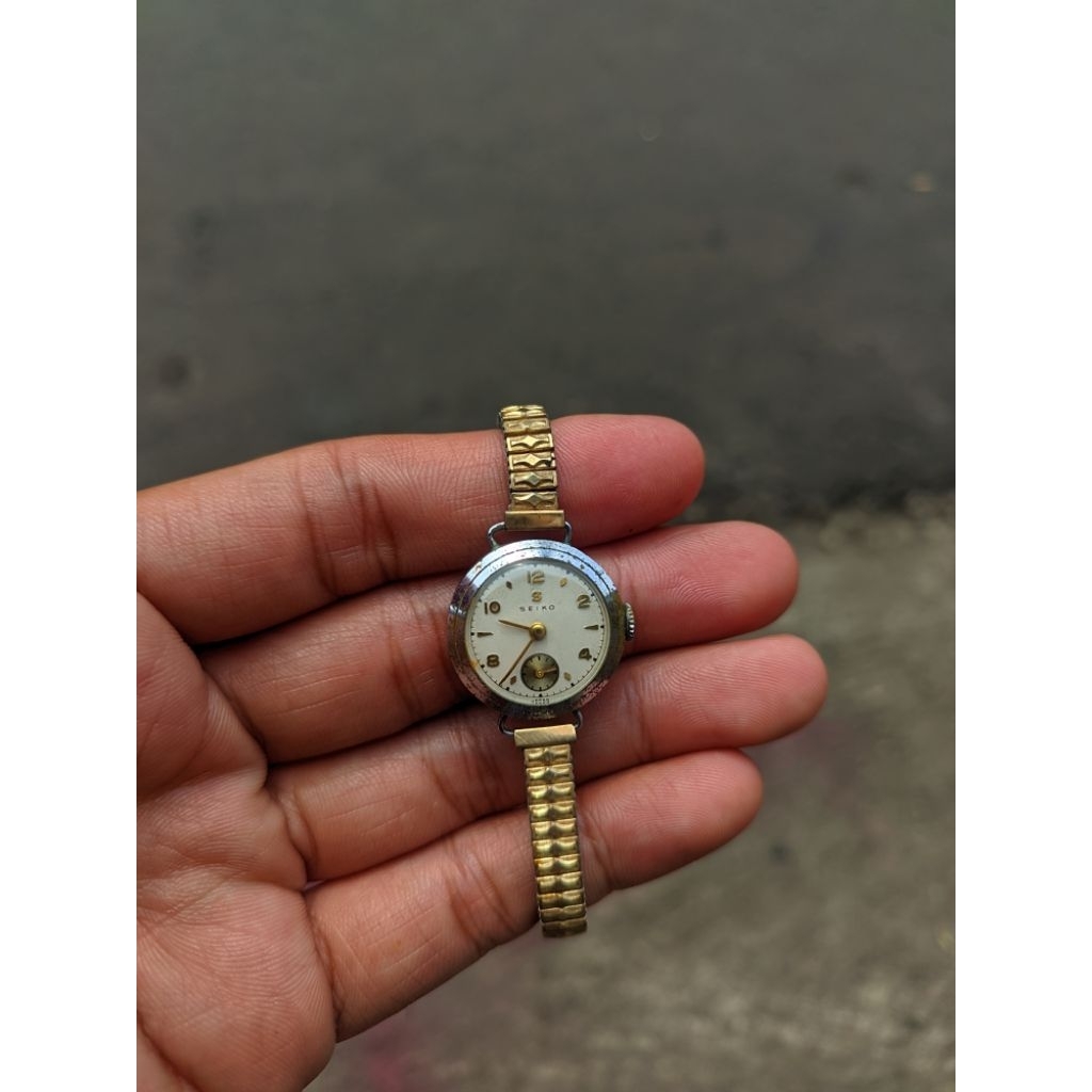 jam Seiko vintage World war II ERA 1950s manual windling ladies