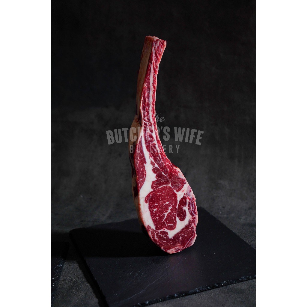 AUSTRALIAN BEEF TOMAHAWK STEAK CUT LONG BONE / BEEF TOMOHAWK
