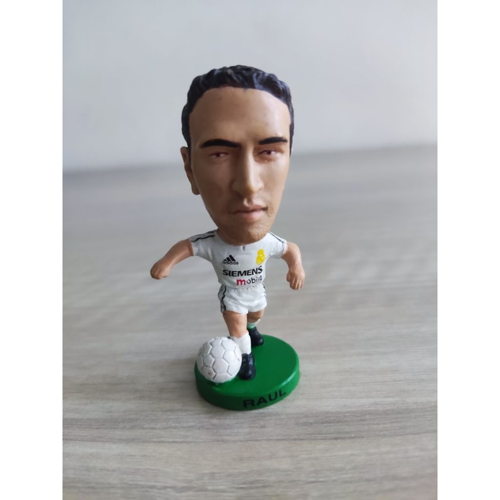 Action figure pemain bola mini raul gonzalez legenda real madrid 2004-2005