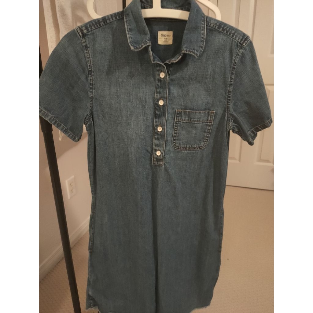 Baju dress wanita denim dari GAP ukuran xs. Preloved dengan kondisi sangat baik.