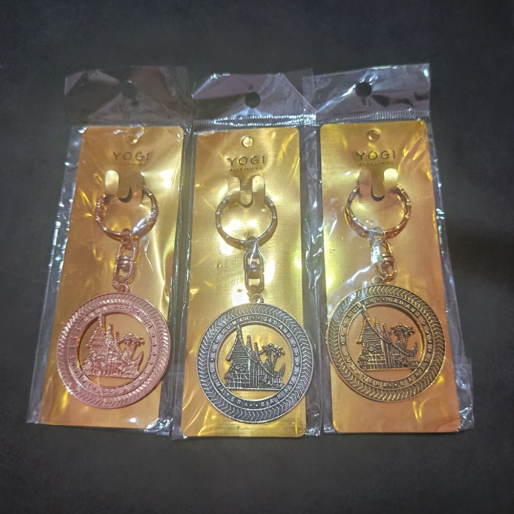 Gantungan Kunci Logam Rumah Gadang - Souvenir Khas Minang / Bukittinggi (Baru)