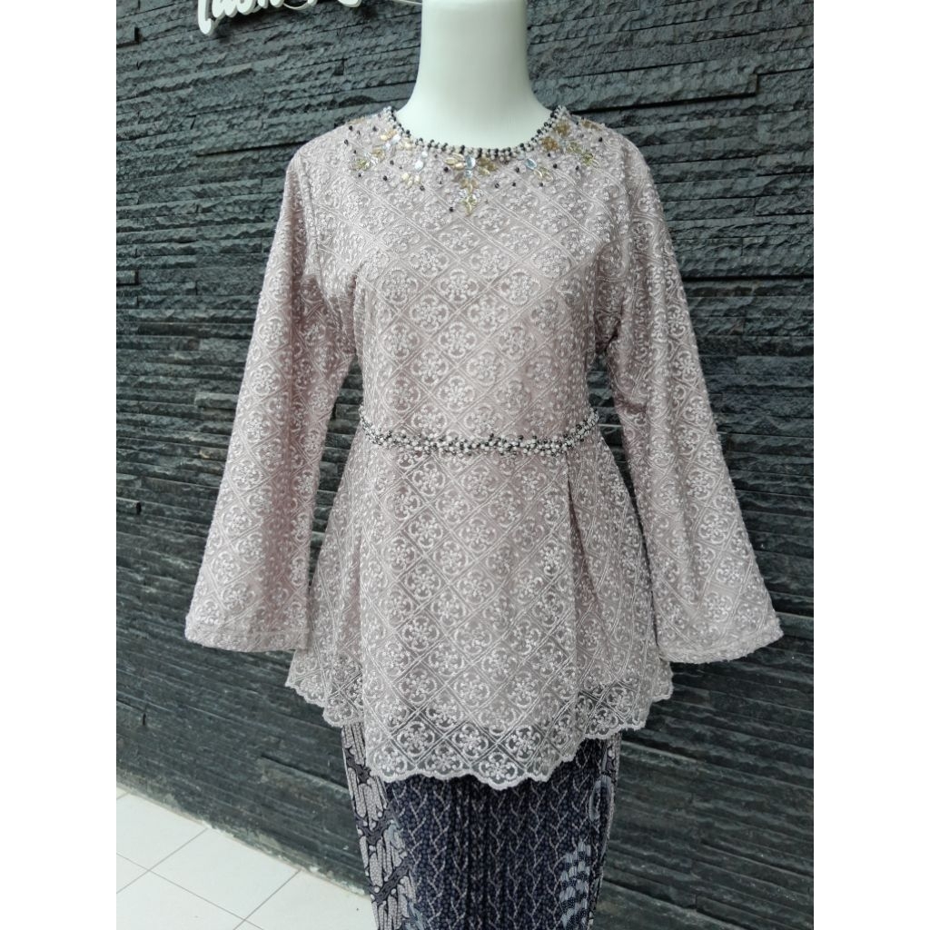 Preloved Kebaya Wisuda