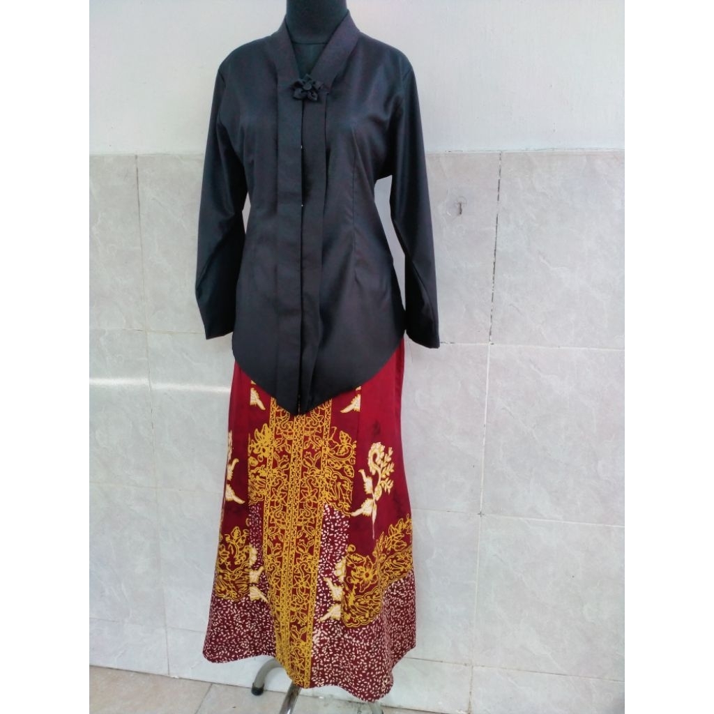 Baju adat khas Banyuwangi , stelan kebaya batik gajah oling