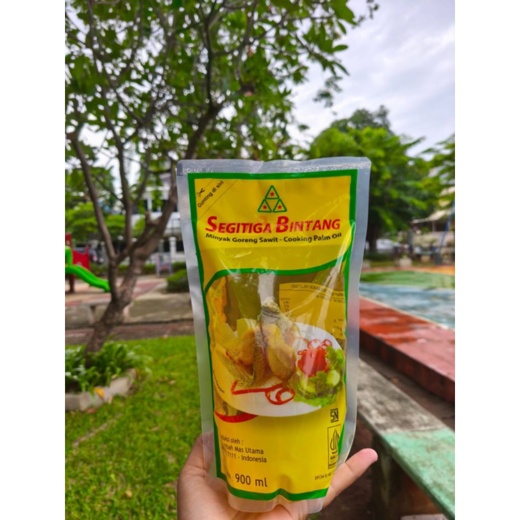 Refill minyak goreng segitiga bintang 1 pouch / 900ml halal