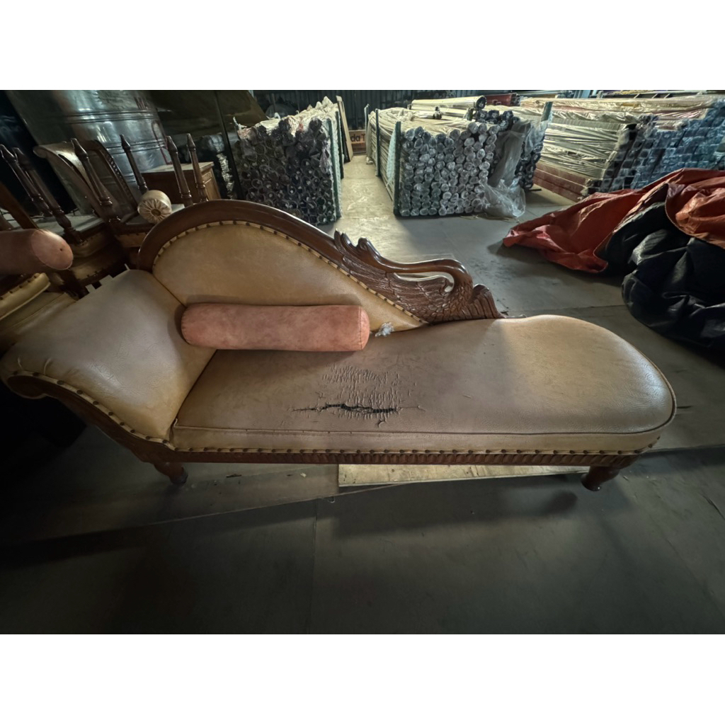 Sofa Kayu solid Bekas Vintage – Kulit Ada Robek, Ukuran Besar