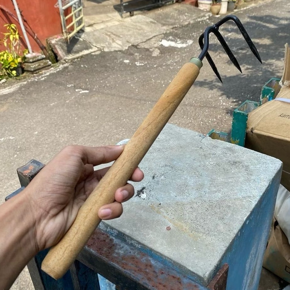 Garuk Taman Cangkul Pacul Garpu Tanah Alat Berkebun Garukan Tanah - Alat Perkebunan