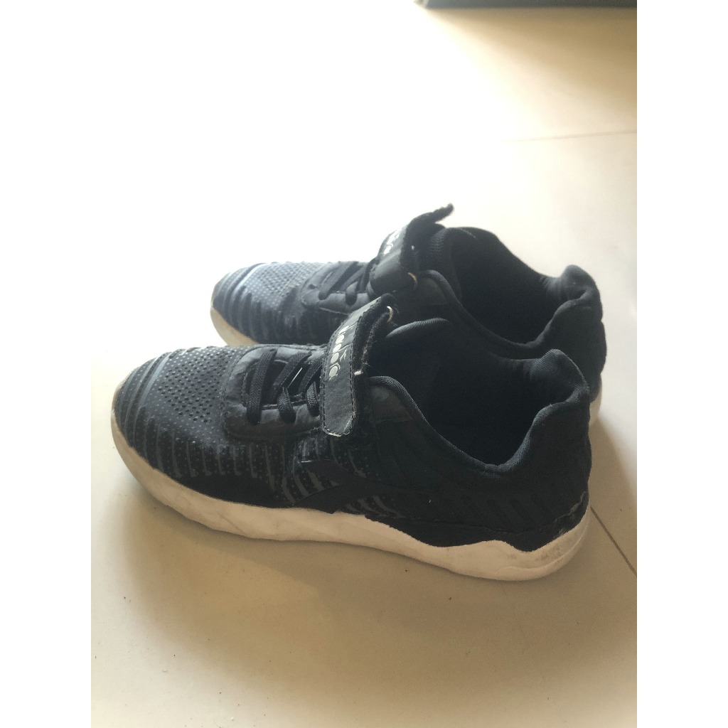 Sepatu anak laki laki hitam Diadora bisa untuk sekolah anak SD kelas 1-3