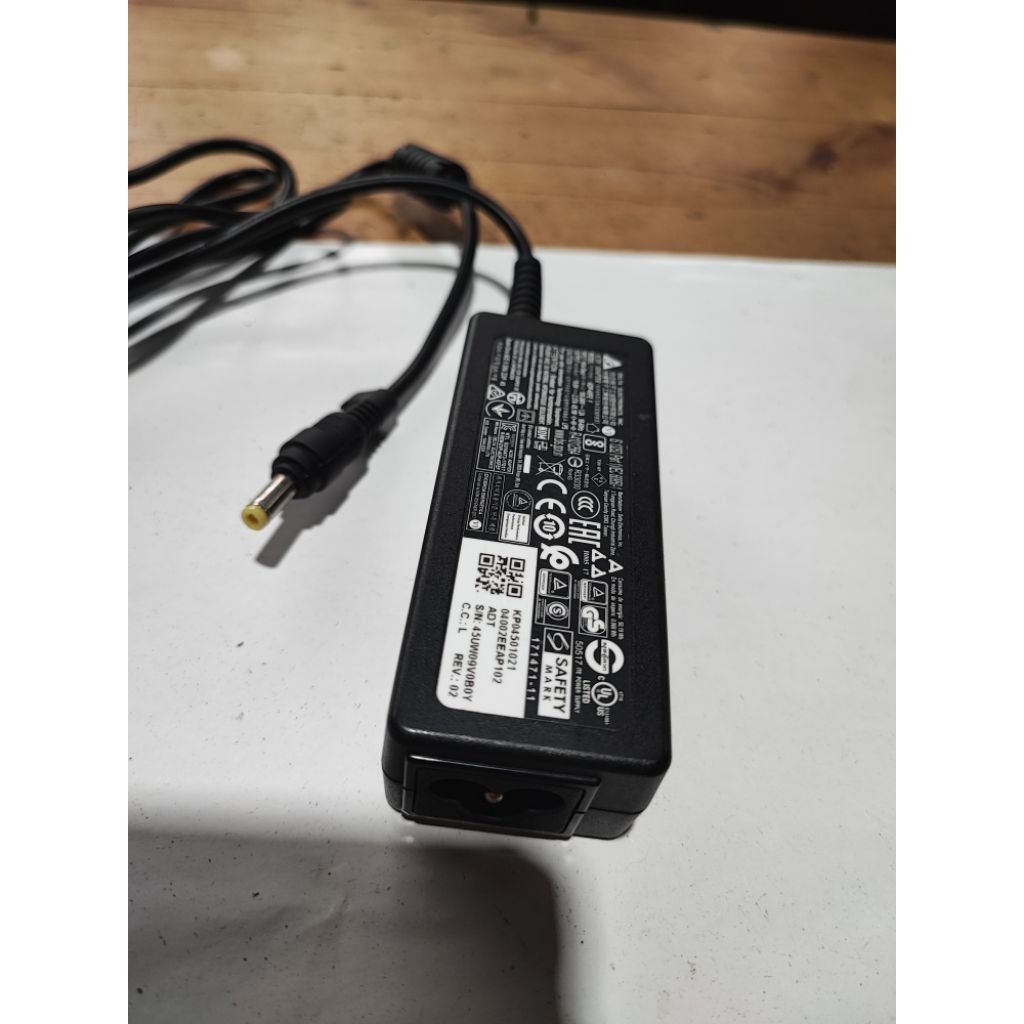 Adaptor DELTA ADP-45FE F  19V 2,37A 45,1W  Jack diameter 5mm