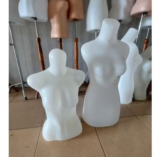 PATUNG BAJU PEREMPUAN KECIL (bekas)